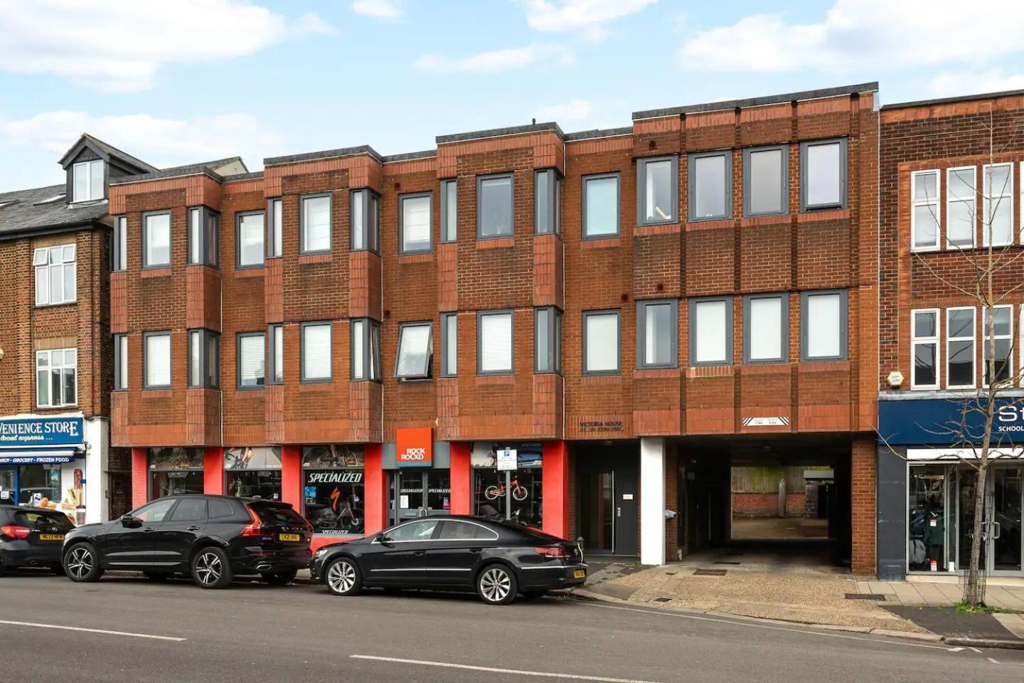 Pass The Keys Stylish Flat With Free Parking *